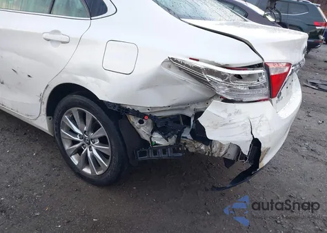 2015 Toyota Camry Xle z USA, uszkodzony, nr VIN 4T1BF1FK8FU977020